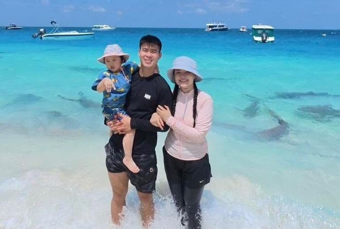 Hôm 11/6, Đỗ Duy Mạnh gây chú ý khi cùng vợ, con nghỉ dưỡng ở Maldives. Trên trang cá nhân, Quỳnh Anh - bà xã Duy Mạnh - viết: "Kỷ niệm gặp cá mập, cá đuối hè Maldives 2026". Nhiều người nhận ra chính tại Maldives 3 năm trước, Duy Mạnh và Quỳnh Anh cùng con trai đã thông báo về em bé Cony trong bụng mẹ. Ảnh: Đỗ Duy Mạnh/Facebook.
