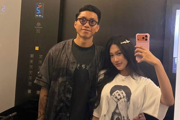 Ngày 13/6, trên Instagram cá nhân, cầu thủ Đoàn Văn Hậu đăng bức ảnh cùng bà xã Doãn Hải My tham dự concert của nhóm nhạc BTS tại Hàn Quốc. "Một nơi nào đó", anh viết dòng trạng thái ngắn gọn. Ảnh: Đoàn Văn Hậu/Instagram.