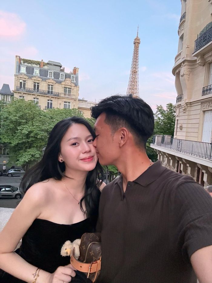 Trên trang cá nhân, Ngô Tố Uyên - vợ cầu thủ Thành Chung - cũng xả loạt ảnh du lịch ở Paris, Pháp. Trung vệ CLB Hà Nội dành nụ hôn ngọt ngào cho bà xã với view tháp Eiffel. "Paris bắt đầu từ một giấc mơ", Tố Uyên viết. Ảnh: Ngô Tố Uyên/Facebook.
