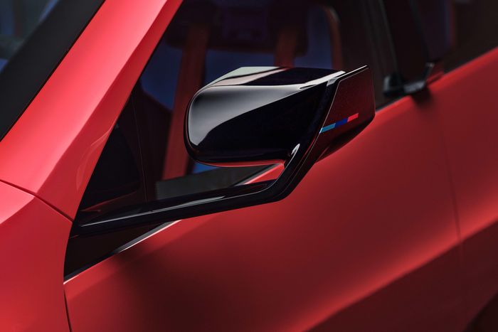  Gương chiếu hậu có thiết kế M Aero với hình dáng theo phong cách BMW M, đồng thời được tối ưu về khí động học để hỗ trợ hiệu suất vận hành của mẫu EV. 