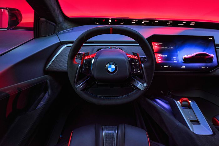  Nội thất BMW M Concept Neue Klasse sở hữu khoang lái hướng đến người lái với bảng taplo dạng nổi kết hợp bảng đồng hồ Panoramic iDrive, vật liệu dệt màu đen, chi tiết chiếu sáng lục giác đặc trưng M cùng các điểm nhấn màu đỏ thể thao. 