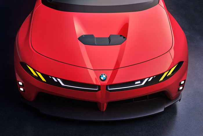  Phần đầu xe của BMW M Concept Neue Klasse nổi bật với thiết kế mũi cá mập hướng về phía trước, cụm đèn và lưới tản nhiệt liền khối, đèn M Yellow Lights màu vàng lấy cảm hứng từ xe đua GT, cùng cản trước kiểu trimaran và các chi tiết khí động học. 