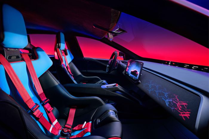  Hàng ghế trước trang bị ghế bucket seat với khả năng ôm giữ cơ thể tốt khi vận hành ở cường độ cao, đồng thời tích hợp các chi tiết kết cấu bằng vật liệu sợi tự nhiên. 