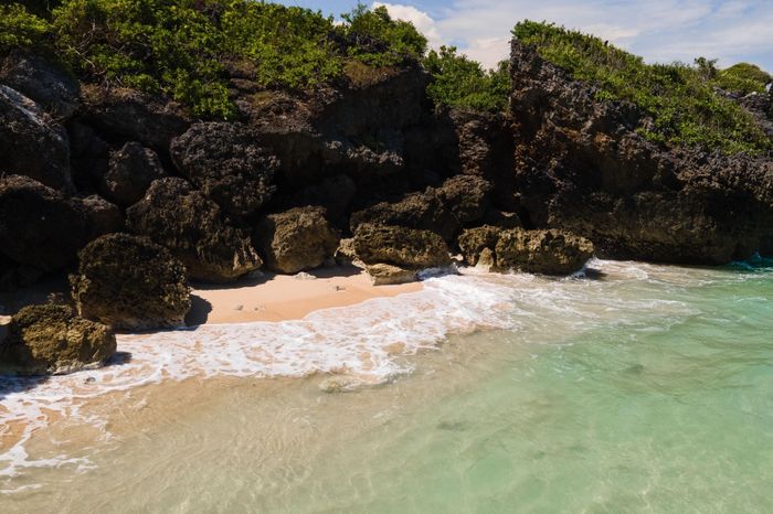  Bãi biển trong xanh trên đảo Lifou, thuộc lãnh thổ New Caledonia, Pháp. Ảnh: Mikhail Nilov/Pexels.