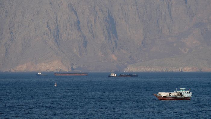  Các tàu thuyền tại eo biển Hormuz. Ảnh: Reuters. 