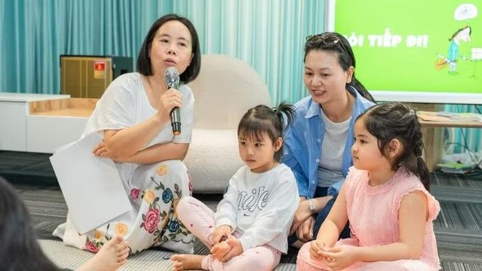  Phụ huynh và các em nhỏ cùng đọc, cùng chơi tại Góc đọc của Nhà xuất bản Kim Đồng. 