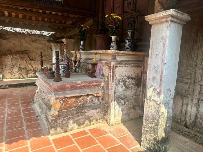 Đền Hai Bà Trưng hiện không có hệ thống tường bao bảo vệ, nhiều cấu kiện kiến trúc đã xuống cấp.