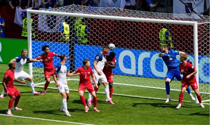 Tiền đạo Jovo Lukic bật cao đánh đầu mở tỉ số 1-0 cho Bosnia & Herzegovina ở phút 21