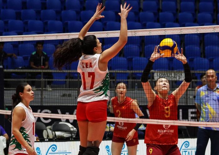 Đội tuyển nữ Việt Nam (áo đỏ) sẽ đối diện với thử thách lớn nhất từ đầu giải