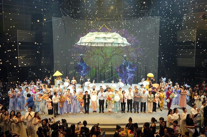 Lãnh đạo TP.HCM cùng các đại biểu chúc mừng các nghệ sĩ