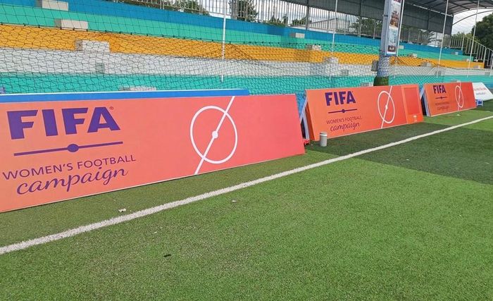 Không gian sự kiện được trang trí theo bộ nhận diện Chiến dịch Bóng đá nữ FIFA