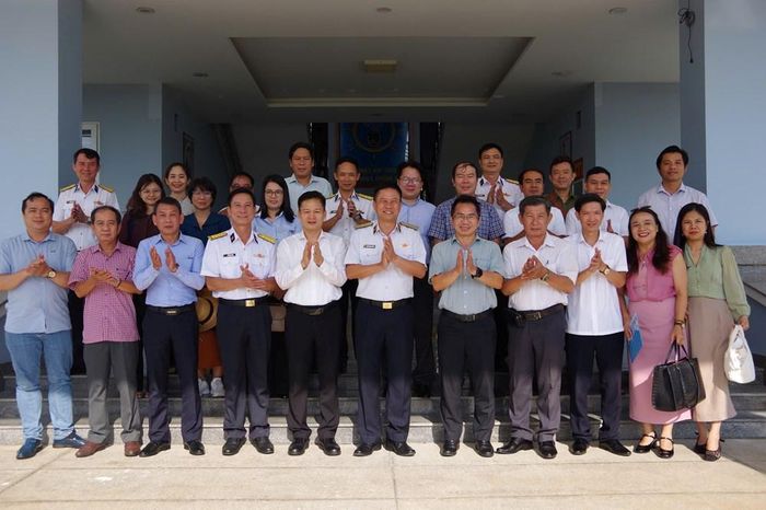 Đoàn công tác chụp ảnh lưu niệm cùng cán bộ, chiến sĩ Bộ Tư lệnh Vùng 2 Hải quân
