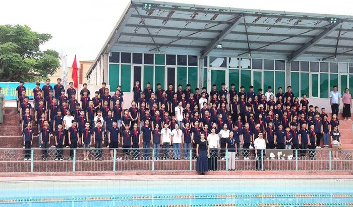 Đông đảo học sinh tham dự Ngày Olympic trẻ em và Lễ phát động toàn dân tập luyện môn bơi phòng, chống đuối nước năm 2026 tại Thanh Hóa