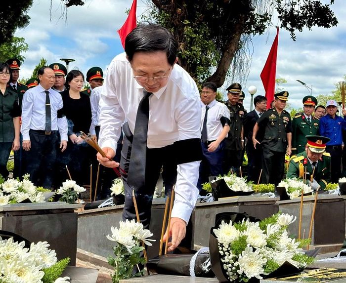 Phó Thủ tướng Hồ Quốc Dũng dâng hương các phần mộ liệt sĩ