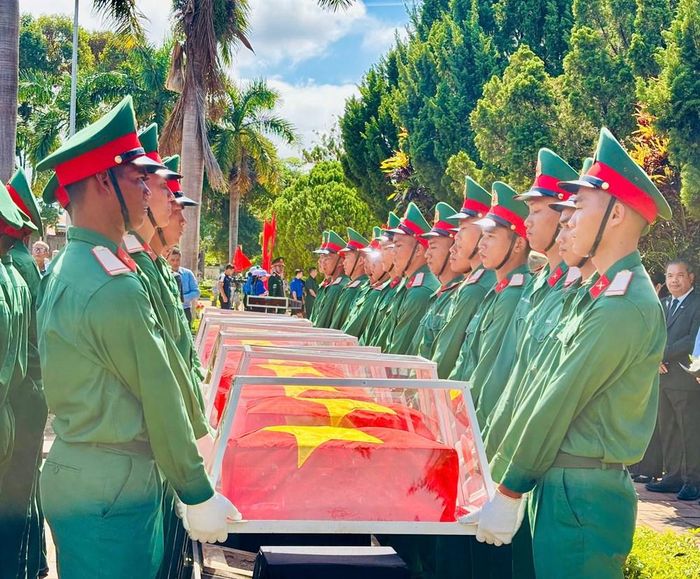 18 hài cốt liệt sĩ trở về với đất mẹ sau nhiều năm nằm lại nơi đất bạn Campuchia