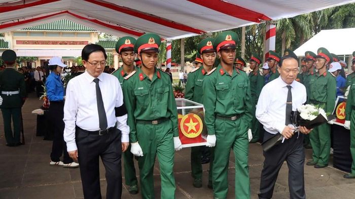 Phó Thủ tướng Hồ Quốc Dũng và Bí thư Tỉnh ủy Gia Lai Thái Đại Ngọc tiễn đưa các liệt sĩ về nơi an nghỉ cuối cùng tại Nghĩa trang Liệt sĩ Đức Cơ