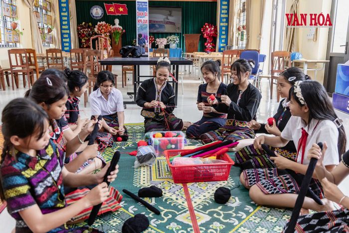 Các em học sinh được hỗ trợ, trao đổi kinh nghiệm trong quá trình thực hành, tạo nên môi trường học tập gắn kết và giàu giá trị văn hóa