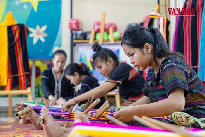 Sự tập trung hiện rõ trên khuôn mặt học sinh khi từng bước hoàn thiện sản phẩm thổ cẩm bằng chính đôi tay của mình