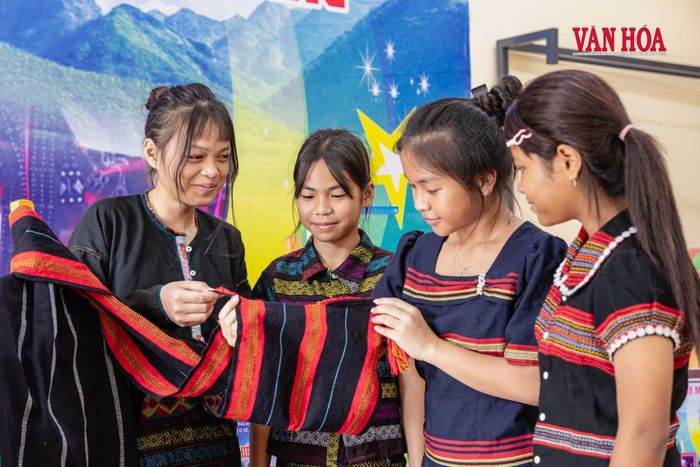 Các em hào hứng giới thiệu sản phẩm hoàn thiện, khép lại hành trình học nghề bằng niềm vui được góp phần gìn giữ bản sắc văn hóa của dân tộc mình