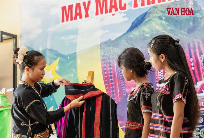 Nhiều sản phẩm thổ cẩm do học sinh thực hiện đã được sử dụng để may trang phục truyền thống, góp phần lan tỏa niềm tự hào dân tộc