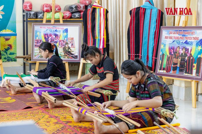 Từ những thao tác đầu tiên, học sinh được rèn luyện sự kiên trì, tỉ mỉ để tạo nên từng đường dệt mang đậm bản sắc văn hóa dân tộc