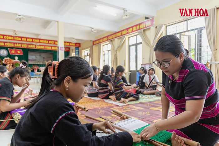 Không gian Câu lạc bộ khởi nghiệp dệt, may mặc trang phục truyền thống tại Trường TH&THCS A Túc trở thành nơi học sinh đồng bào dân tộc tìm hiểu và thực hành nghề dệt thổ cẩm của dân tộc mình