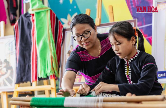 Dưới sự hướng dẫn của giáo viên phụ trách, các em từng bước làm quen với khung dệt, kỹ thuật mắc sợi và tạo hoa văn truyền thống