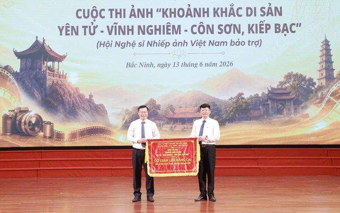 Tổng Biên tập Báo và Phát thanh, Truyền hình Bắc Ninh Lê Trung Hiền trao cờ luân lưu cho lãnh đạo Báo và Phát thanh, Truyền hình Quảng Ninh - đơn vị tổ chức cuộc thi lần tiếp theo