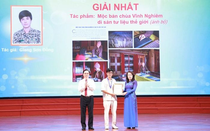 Tổng Biên tập Tạp chí Cộng sản Dương Trung Ý và Phó Bí thư Thường trực Tỉnh ủy Bắc Ninh Nguyễn Thị Hương trao giải Nhất cho tác giả
