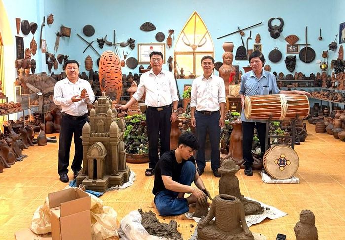 Lãnh đạo Trung tâm bảo tồn Di sản văn hóa tỉnh Khánh Hòa kiểm tra cơ sở làm gốm