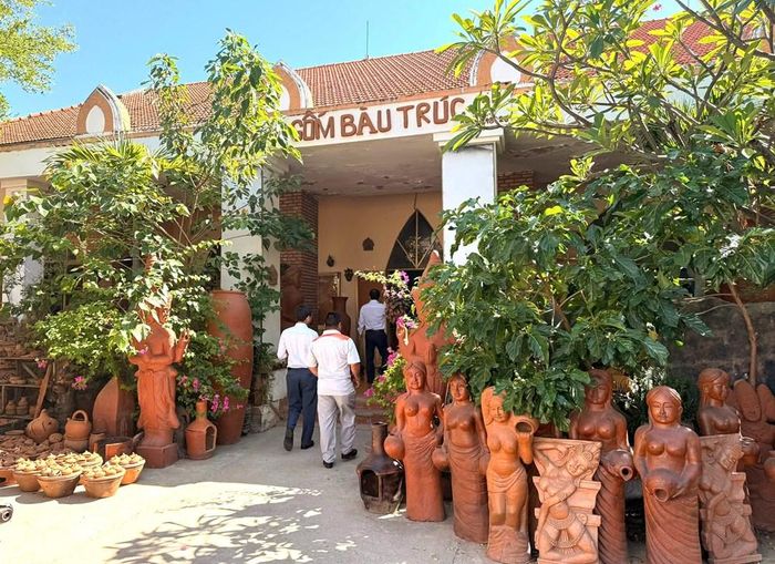 Du khách tham quan không gian trưng bày gốm Chăm Bàu Trúc