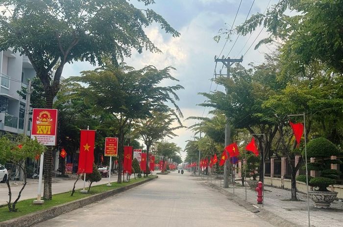 Đường phố khu trung tâm xã An Minh trang trí rực rỡ cờ hoa