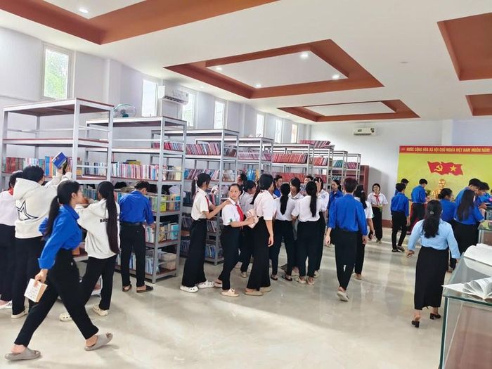 Thư viện xã An Minh luôn thu hút đông bạn đọc