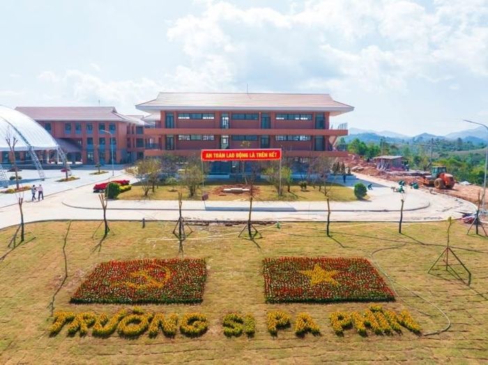 Trường Phổ thông Nội trú liên cấp Tiểu học và THCS Si Pa Phìn tại bản Nậm Chim 1, xã Si Pa Phìn, tỉnh Điện Biên đã khánh thành và đưa vào sử dụng