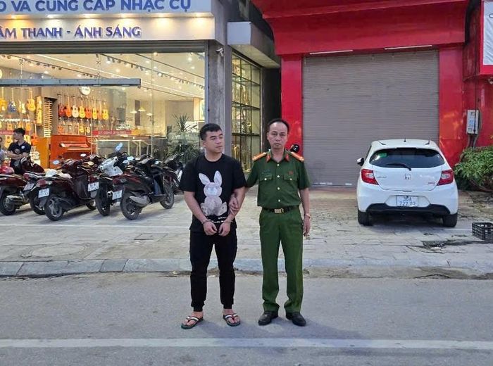 Đối tượng Hồ Xuân Phương tại cơ quan công an sau khi đến đầu thú về hành vi hành hung người khác, gây rối trật tự công cộng. Ảnh: Công an Thanh Hóa