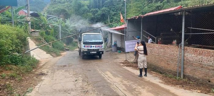 Kiểm soát, phun khử trùng phương tiện trong vùng có dịch tại xã Nghiên Loan, tỉnh Thái Nguyên. Ảnh: Sơn Lâm