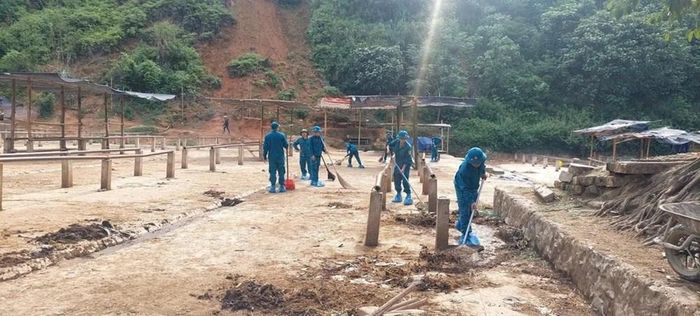 Dọn dẹp vệ sinh, khử khuẩn Chợ trâu, bò Nghiên Loan. Ảnh: Sơn Lâm