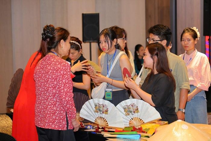 Nghệ nhân không chỉ giới thiệu sản phẩm hay trình diễn kỹ thuật nghề mà trở thành đối tác sáng tạo ngay từ giai đoạn hình thành ý tưởng