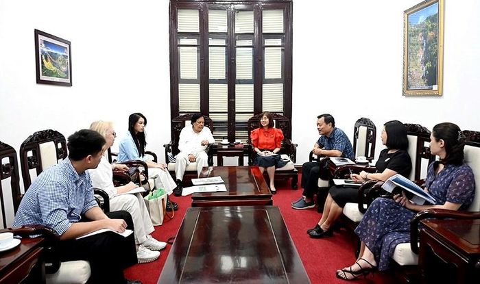Phó Cục trưởng Cục Du lịch Quốc gia Việt Nam Nguyễn Thị Hoa Mai và ông Sikander Khan, Tổng Giám đốc Peak Education trao đổi tại buổi làm việc