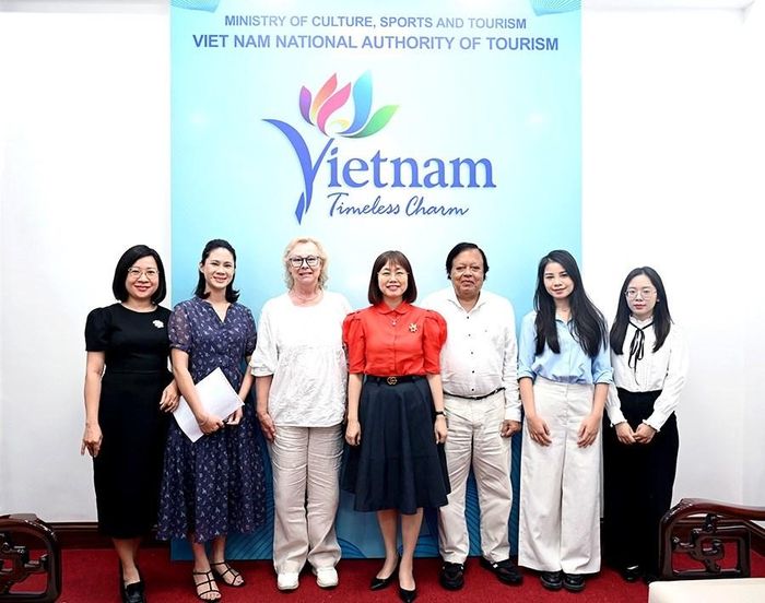Phó Cục trưởng Cục Du lịch Quốc gia Việt Nam Nguyễn Thị Hoa Mai, Tổng Giám đốc Peak Education Sikander Khan và các thành viên tại buổi làm việc