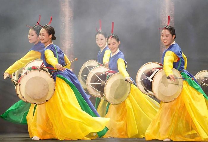 Các nghệ sĩ vũ đoàn Park Sang-Yong Yung (Busan, Hàn Quốc) biểu diễn múa dân gian Sinshin. Ảnh: ĐH