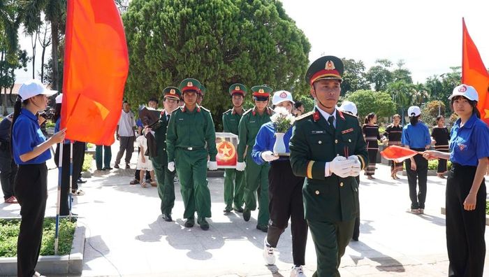 Nghi thức truy điệu, an táng 18 hài cốt liệt sĩ tại Nghĩa trang Liệt sĩ Đức Cơ, tỉnh Gia Lai