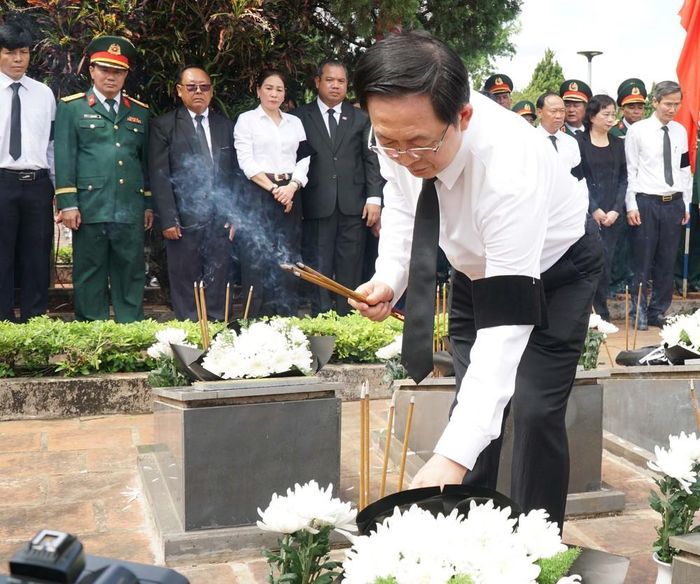 Phó Thủ tướng Chính phủ Hồ Quốc Dũng thắp hương tri ân ác liệt sĩ quân tình nguyện và chuyên gia Việt Nam hy sinh trên đất bạn Campuchia