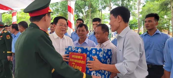 Phó Thủ tướng Chính phủ Hồ Quốc Dũng tặng quà cho hệ thống chính trị xã Đức Cơ, tỉnh Gia Lai