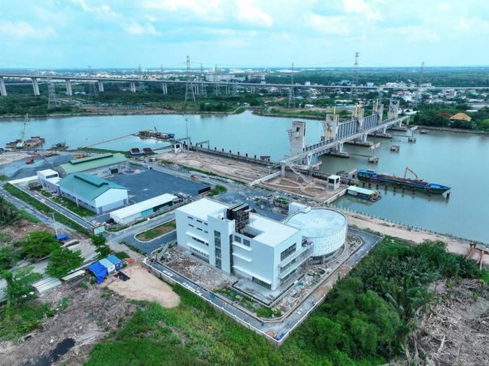 Công trình Nhà điều hành trung tâm và Cống Mương Chuối chưa thể hoàn thành, vắng bóng công nhân thi công - Ảnh: VGP