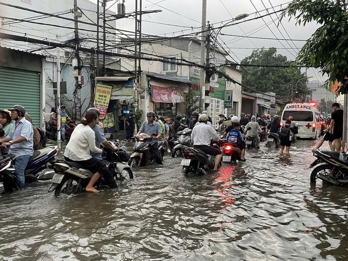 Tình trạng triều cường tại TPHCM vẫn đang ảnh hưởng nghiêm trọng tới đời sống người dân. Ảnh: VGP