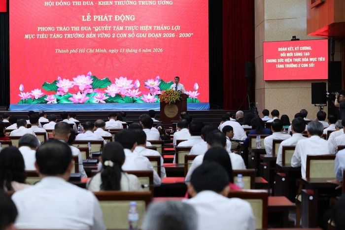 Thủ tướng: Mỗi người dân hãy coi thi đua trở thành một hành động tự giác, một nhu cầu tự thân và xuất phát từ trong những việc làm nhỏ nhất; từ việc làm tốt hơn công việc hằng ngày, sáng tạo hơn trong lao động - Ảnh: VGP/Phương Nguyên