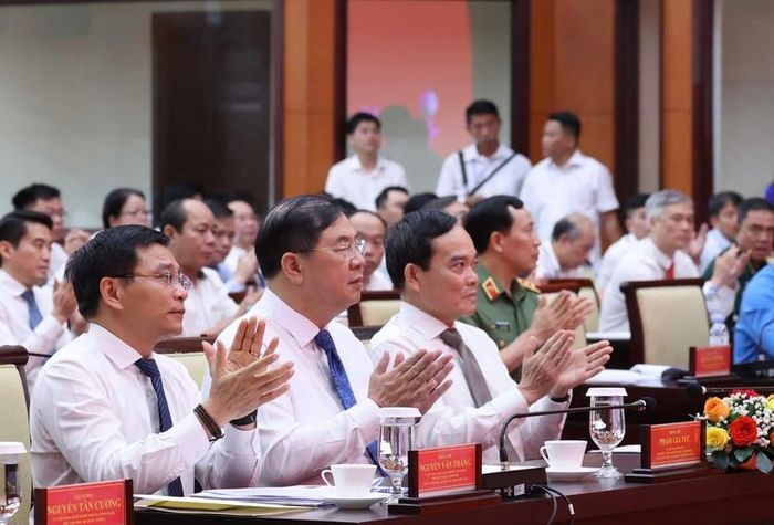 Đồng chí Phạm Gia Túc, Ủy viên Bộ Chính trị, Phó Thủ tướng Thường trực Chính phủ; đồng chí Trần Lưu Quang, Ủy viên Bộ Chính trị, Bí thư Thành ủy TPHCM và đồng chí Nguyễn Văn Thắng, Ủy viên Trung ương Đảng, Phó Thủ tướng Chính phủ tham dự lễ phát động Phong trào thi đua - Ảnh: VGP/Phương Nguyên