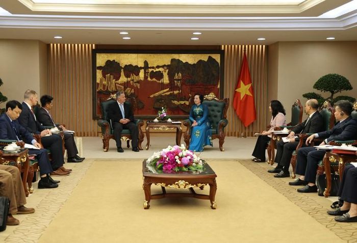 Phó Thủ tướng trân trọng cảm ơn những đóng góp tích cực của Trung tâm Việt Nam và Văn khố Sam Johnson (Đại học Công nghệ Texas), đặc biệt là vai trò đối tác quan trọng trong Sáng kiến Tìm kiếm người Việt Nam mất tích trong chiến tranh - Ảnh: VGP/Thu Giang