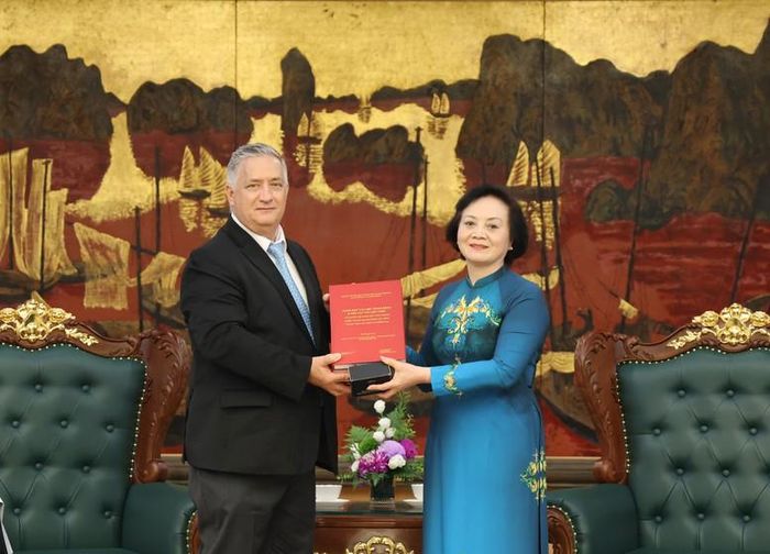 Trung tâm Sam Johnson trao tặng Việt Nam một số tư liệu, hồ sơ hỗ trợ công tác tìm kiếm, quy tập, xác định danh tính hài cốt liệt sĩ - Ảnh: VGP/Thu Giang